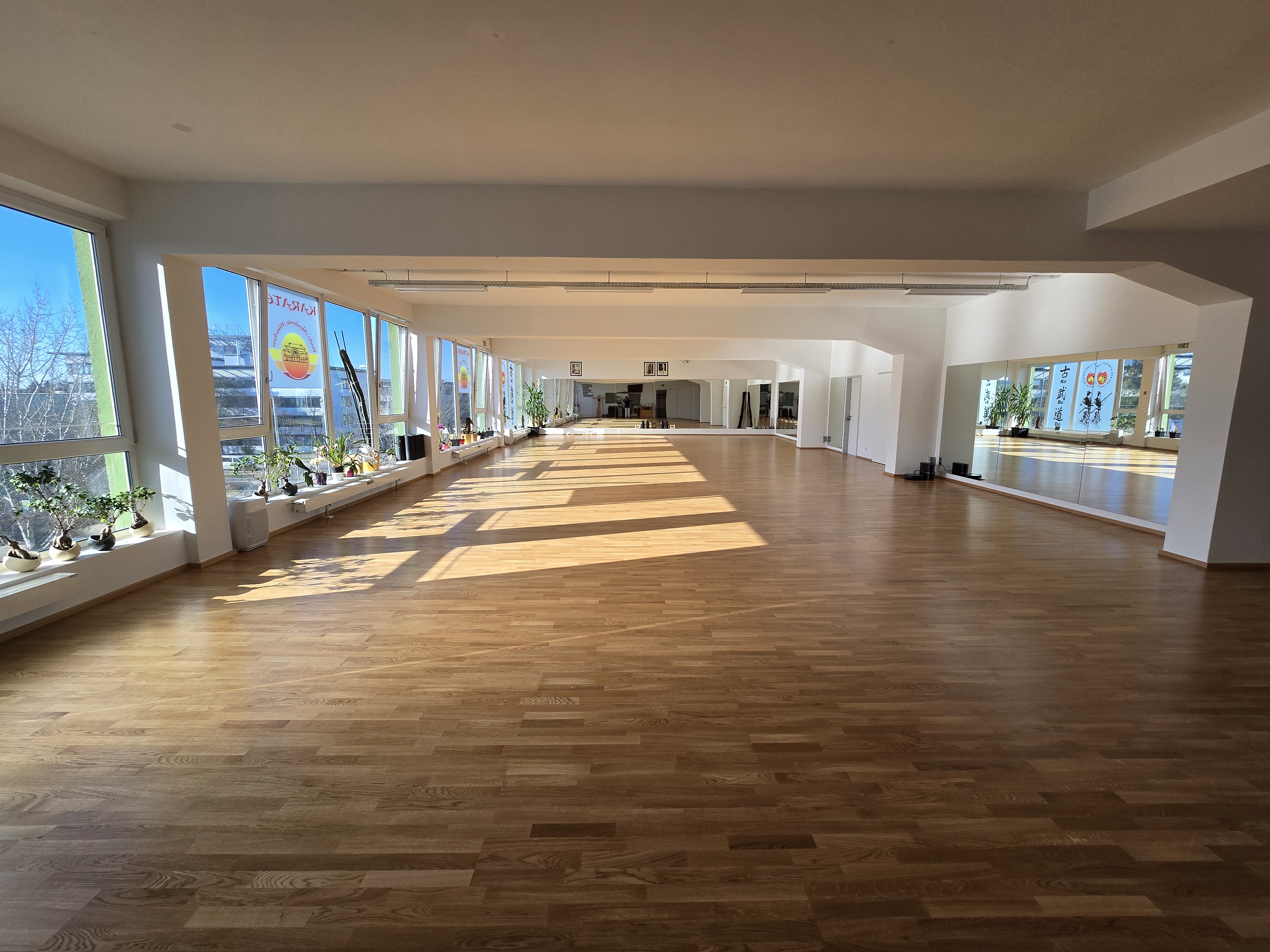 Trainingsraum der Budo Akademie München – lichtdurchflutet mit Holzboden
